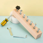 Juguete Montessori de madera con tablero de tornillos