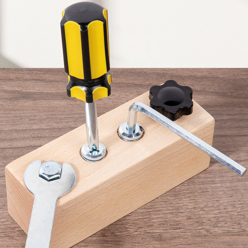 Juguete Montessori de madera con tablero de tornillos