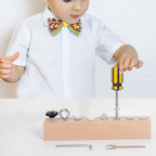 Juguete Montessori de madera con tablero de tornillos