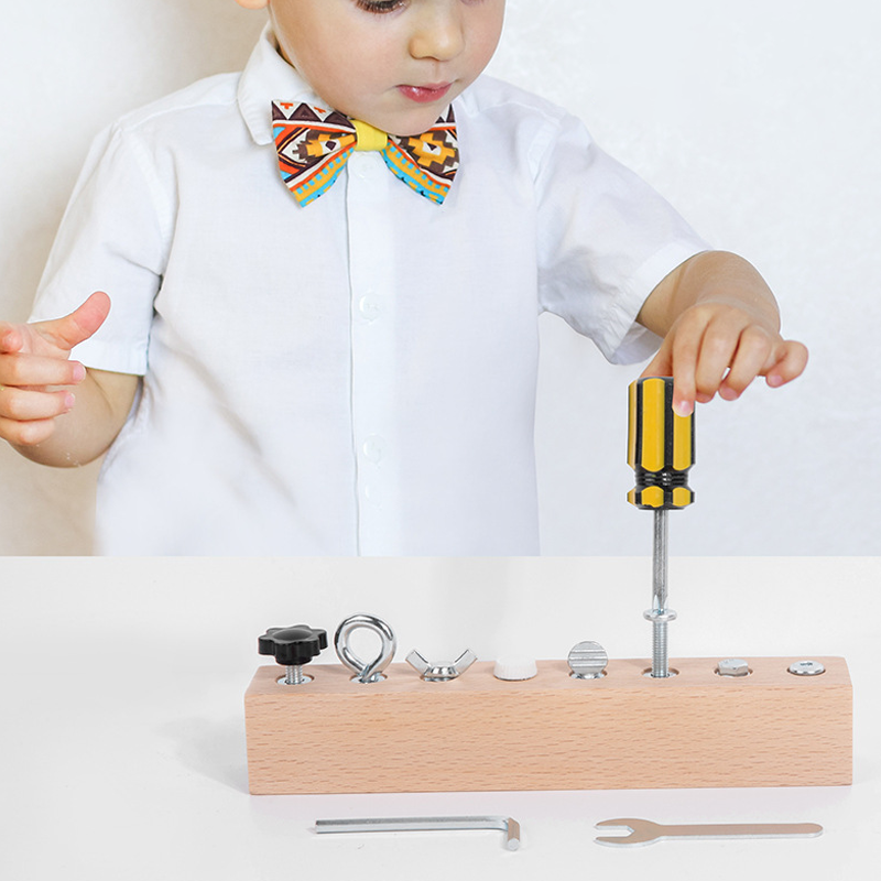 Juguete Montessori de madera con tablero de tornillos