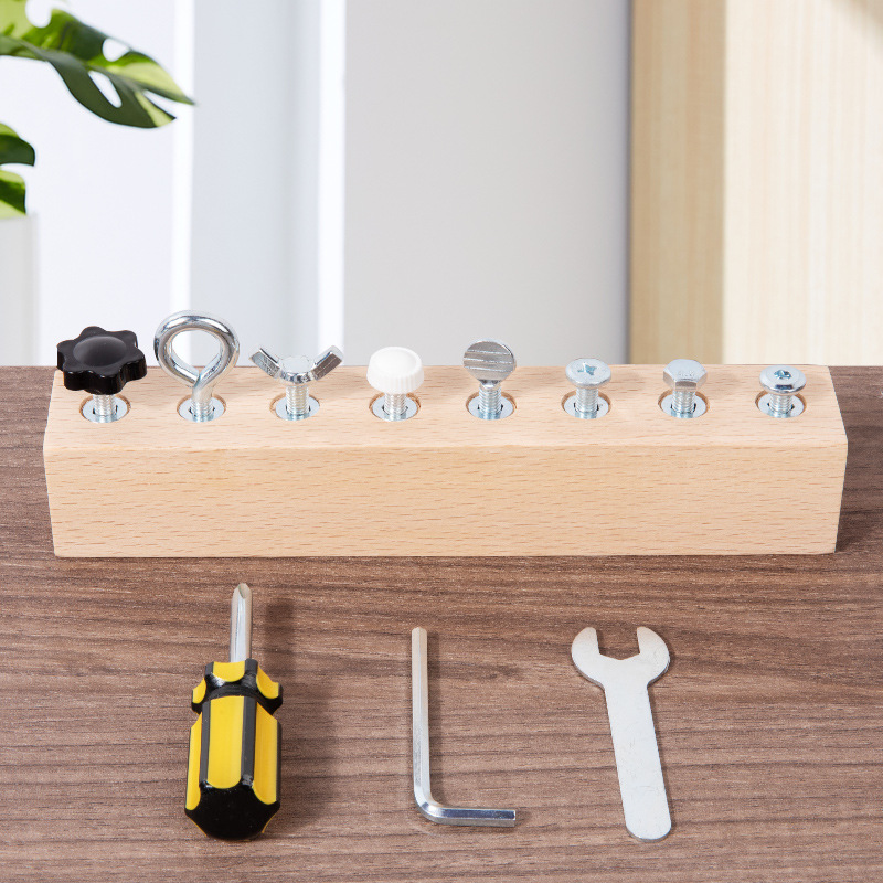 Juguete Montessori de madera con tablero de tornillos
