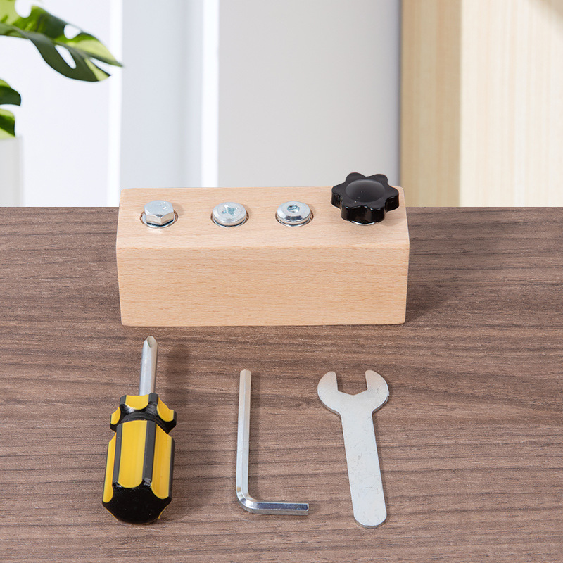 Juguete Montessori de madera con tablero de tornillos